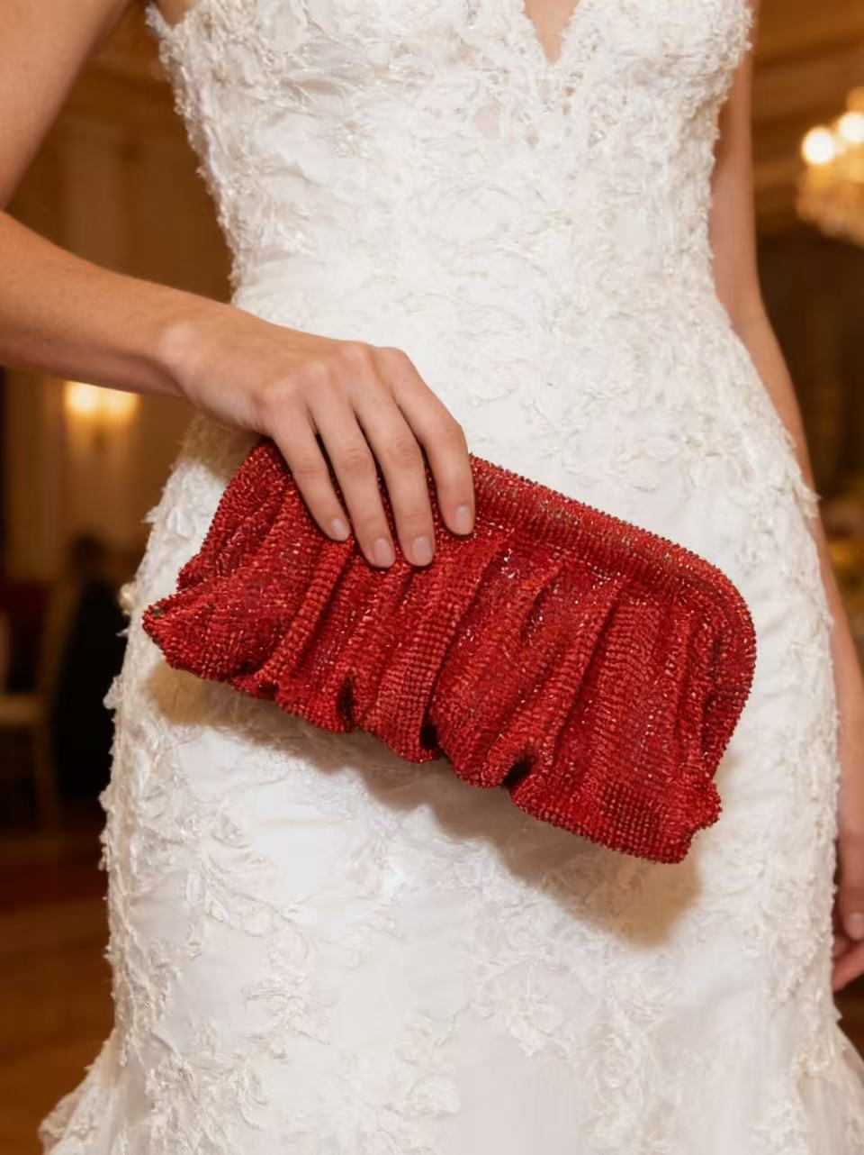 Women Fashion Reddit - Rote Clutch-Tasche aus Aluminiumnetz mit Strass